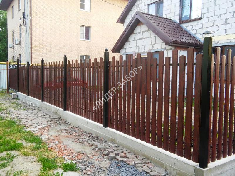 Купить Из металлического штакетника с фундаментом забор темно-коричневый